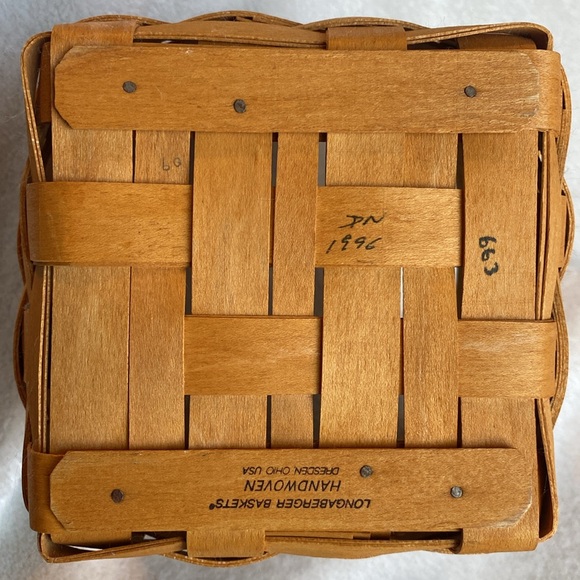 Longaberger Tall Tissue Basket W/Lid. Signed Numbered. Liner. Sz. 6.5” Square. - Picture 12 of 12